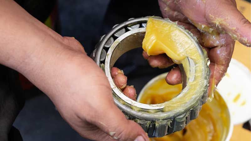 平滑启动，强劲动力：抗磨液压油对设备响应性的提升